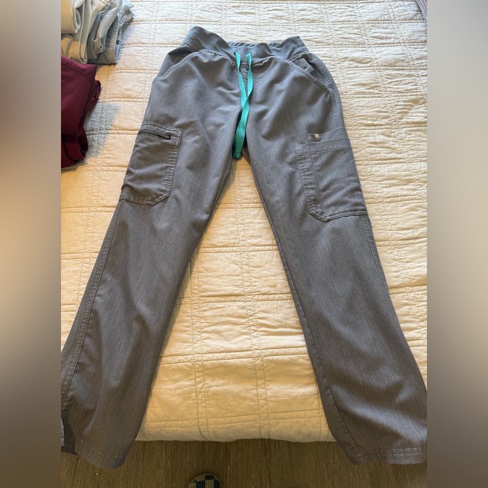 FIGS high waisted Yola scrub pant
Graphite